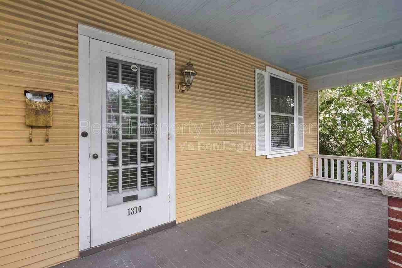 1310 Greycourt Ave - Photo 4 of 24