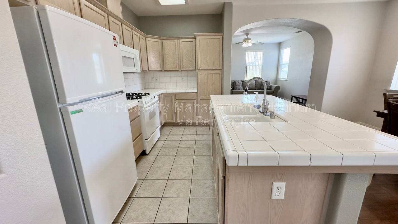 643 W Casanova Ln - Photo 4 of 16