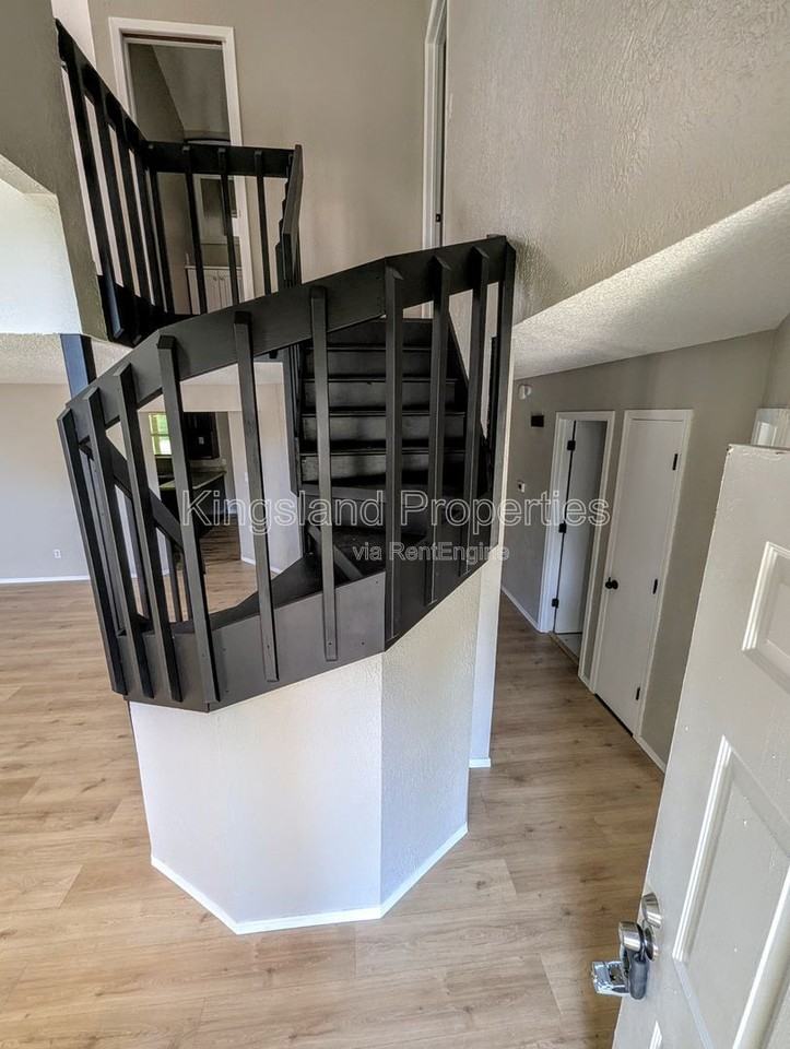 2217 Wendy Way Dr - Photo 3 of 19