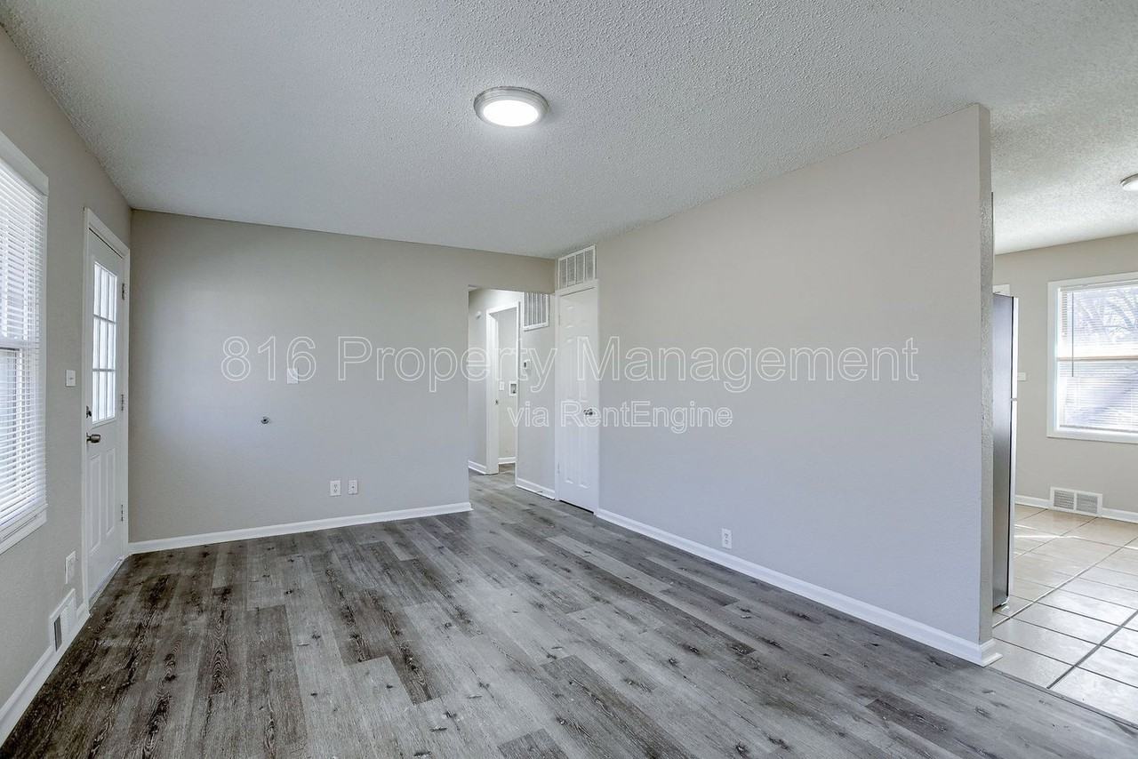 11201 Crystal Ave - Photo 2 of 23