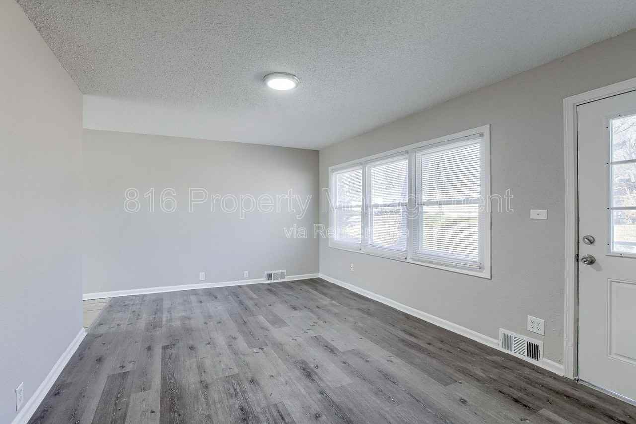 11201 Crystal Ave - Photo 4 of 23