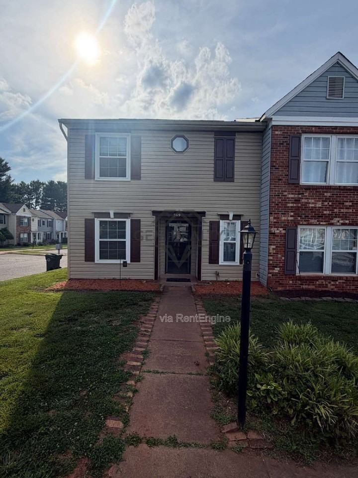 569 Cromwell Ct - Photo 2 of 5