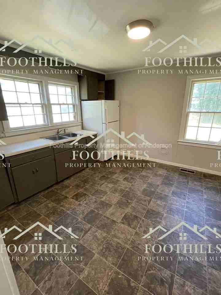 1009 S Manning St - Photo 3 of 8