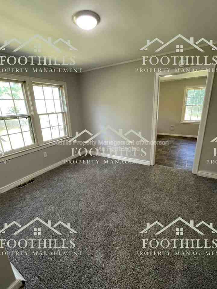 1009 S Manning St - Photo 4 of 8
