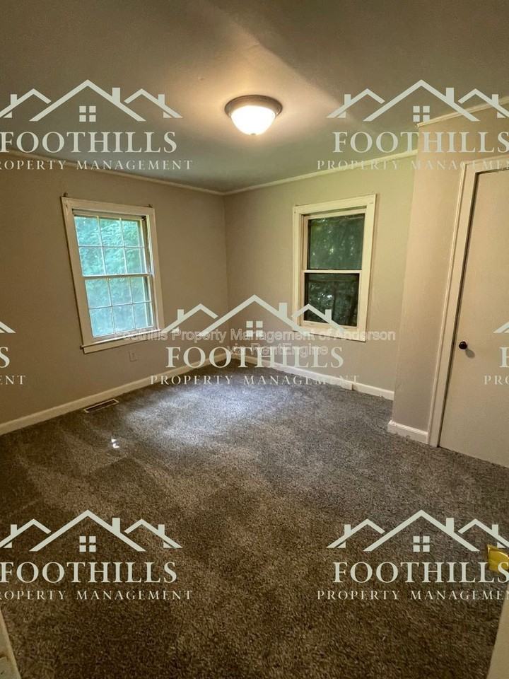 1009 S Manning St - Photo 5 of 8