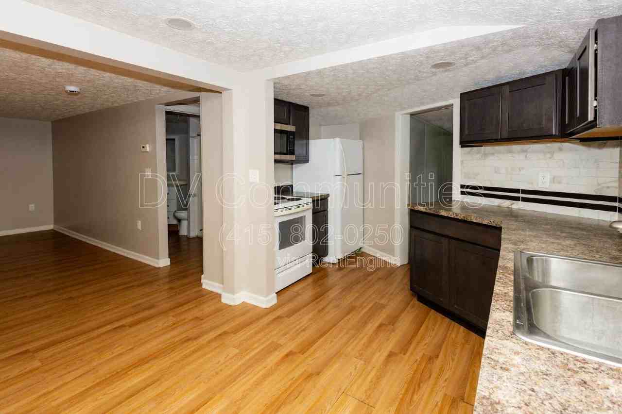 3332 Hiwood Ave - Photo 4 of 13