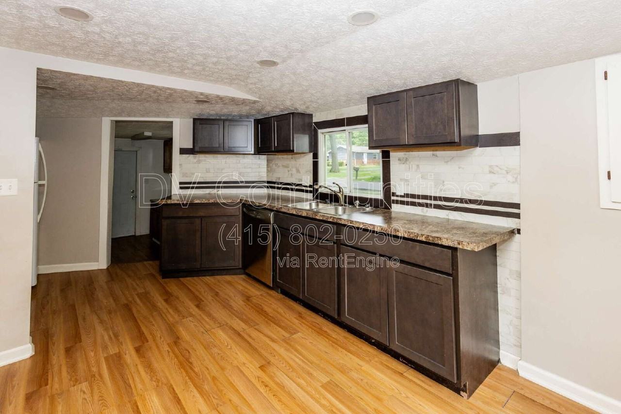 3332 Hiwood Ave - Photo 5 of 13