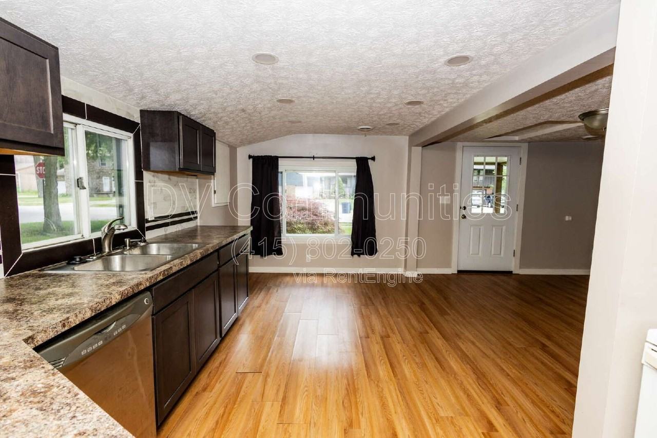 3332 Hiwood Ave - Photo 7 of 13