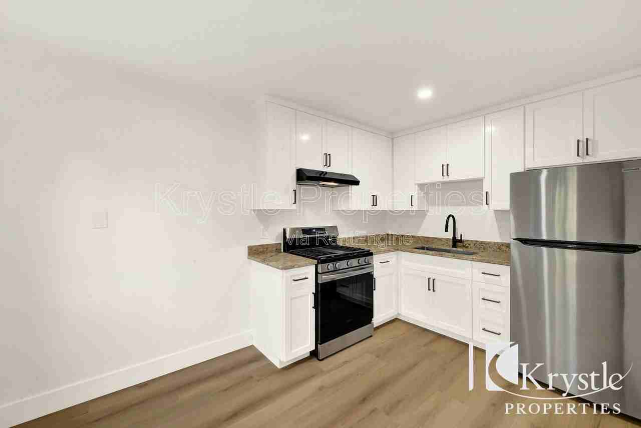 451 E L St - Photo 4 of 25