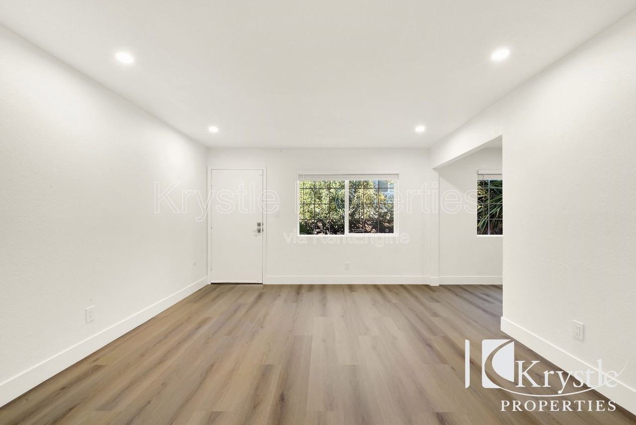 451 E L St - Photo 5 of 25