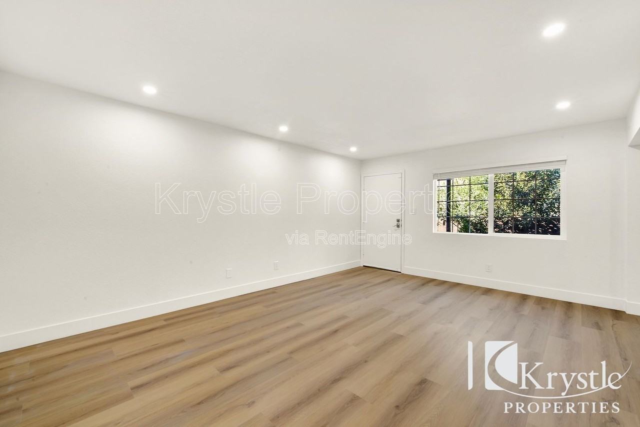 451 E L St - Photo 6 of 25