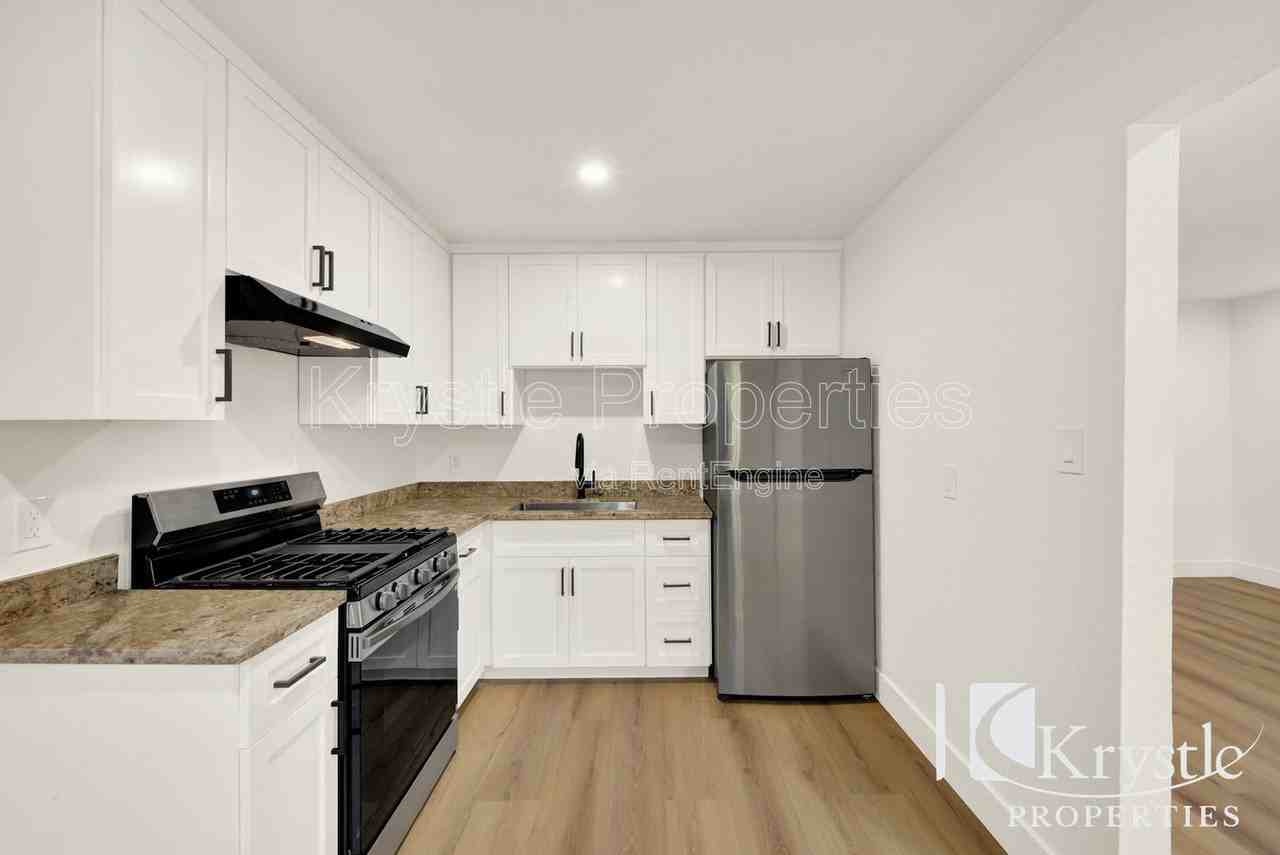 451 E L St - Photo 7 of 25