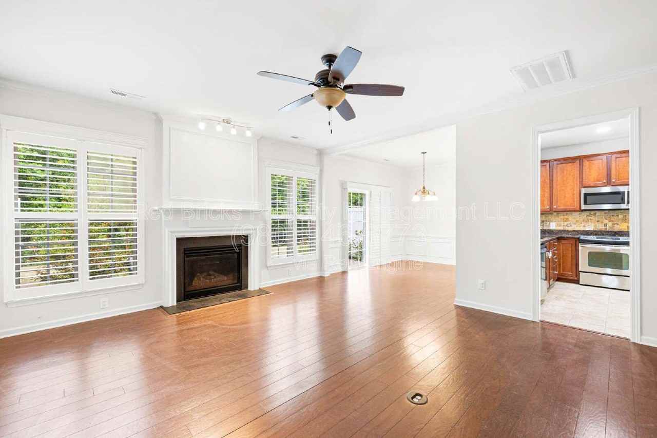 15426 Canmore St - Photo 4 of 21