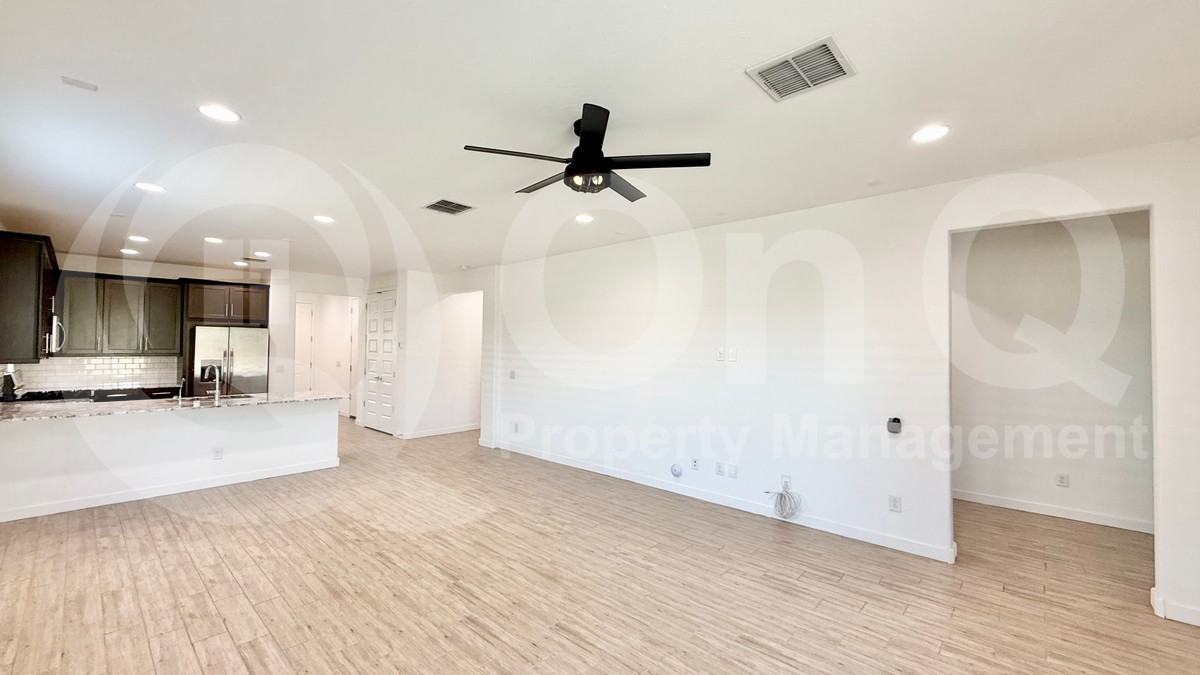 16416 W Saguaro Park Ln - Photo 3 of 28