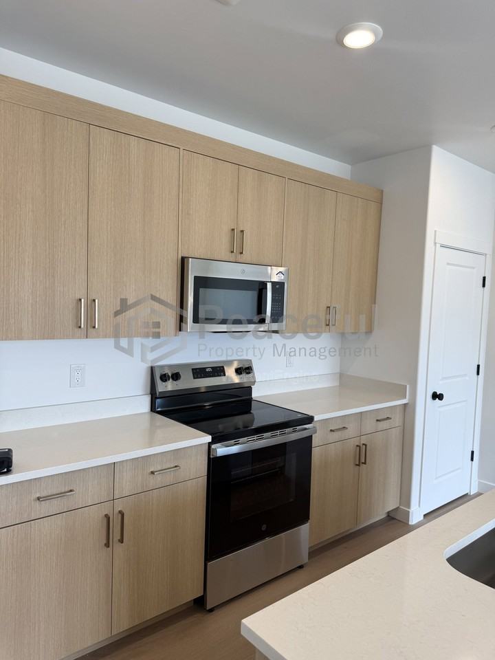 272 E 850 S #303 - Photo 3 of 18