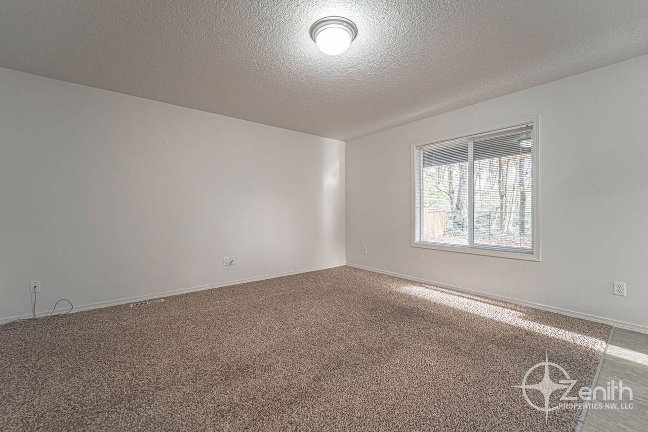 5242 N St - Photo 4 of 35