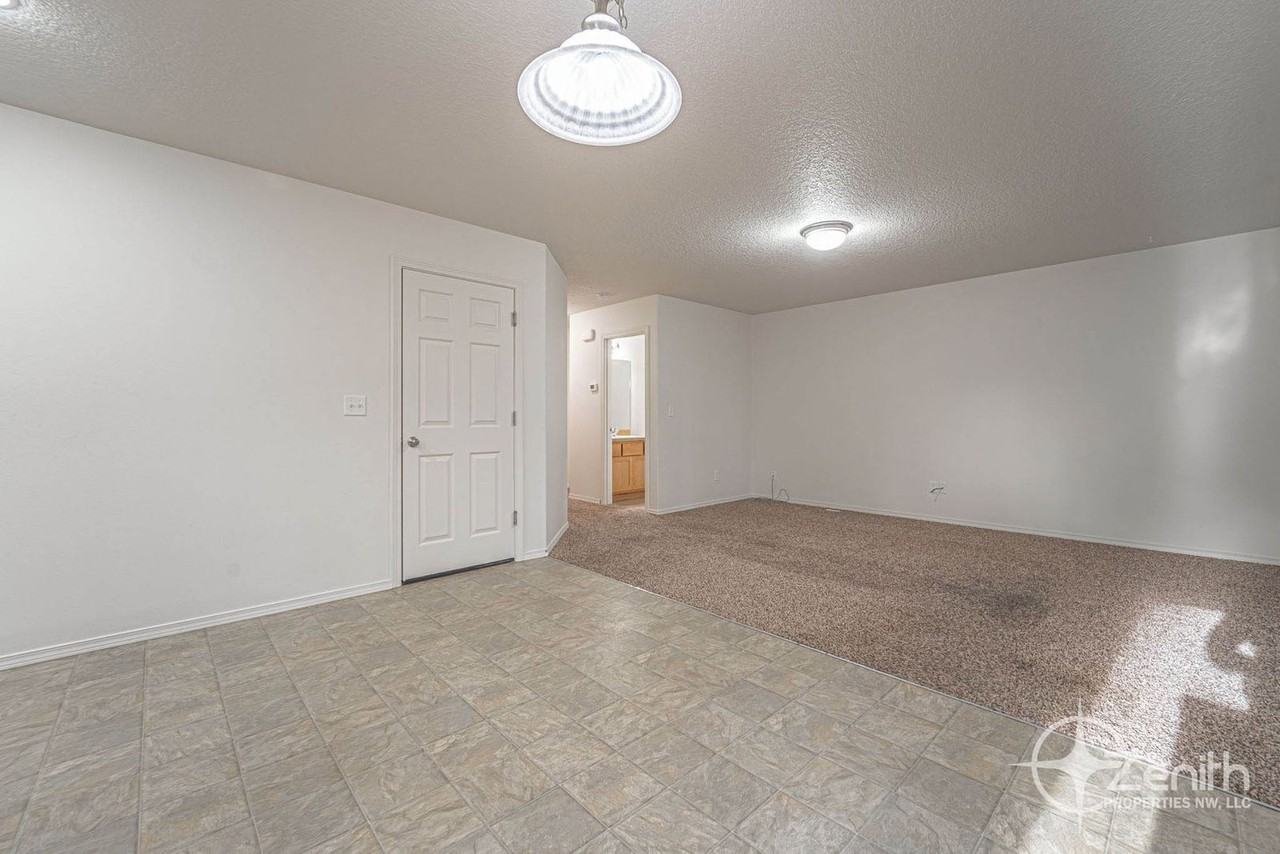 5242 N St - Photo 6 of 35