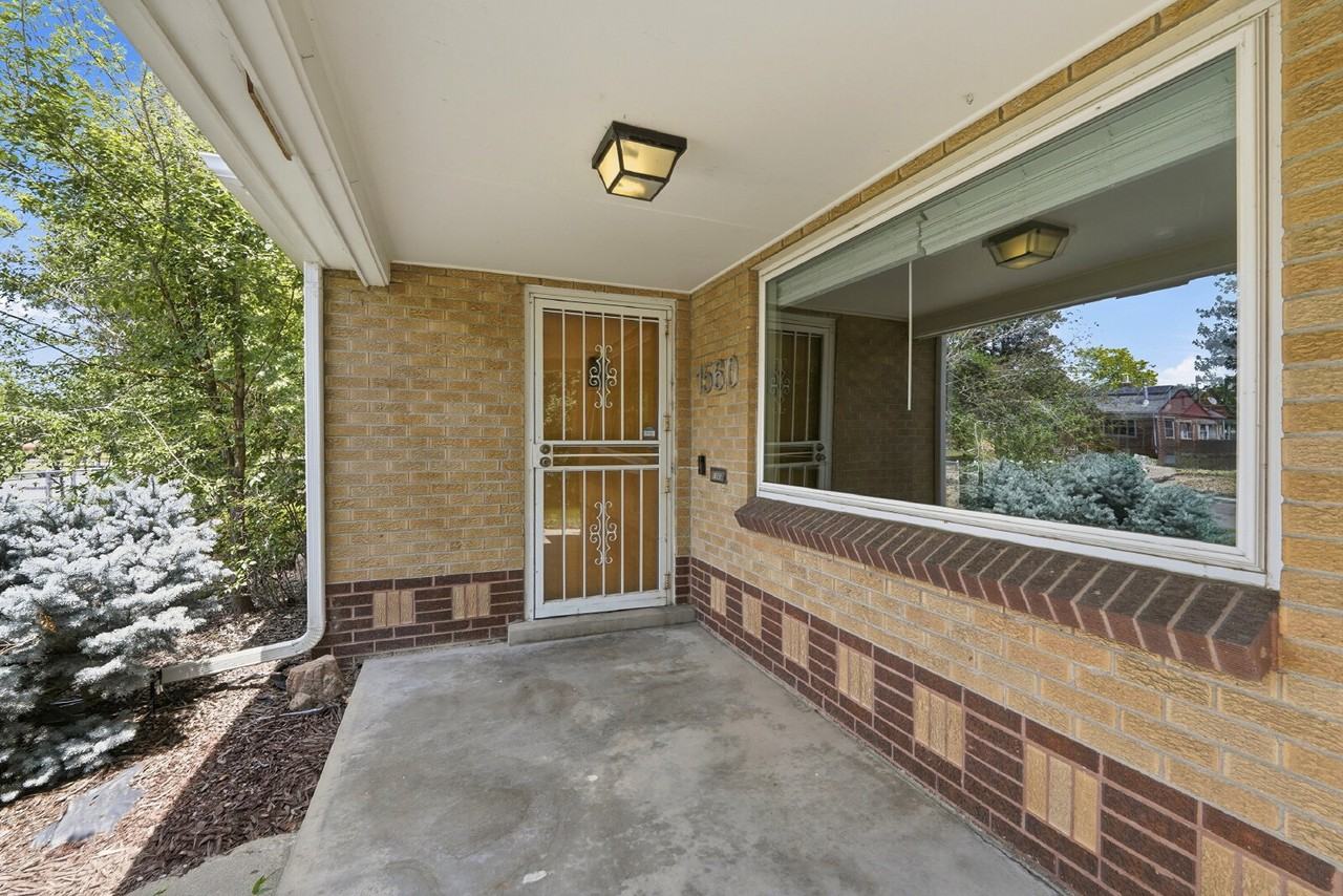 1560 Roslyn St - Photo 2 of 33