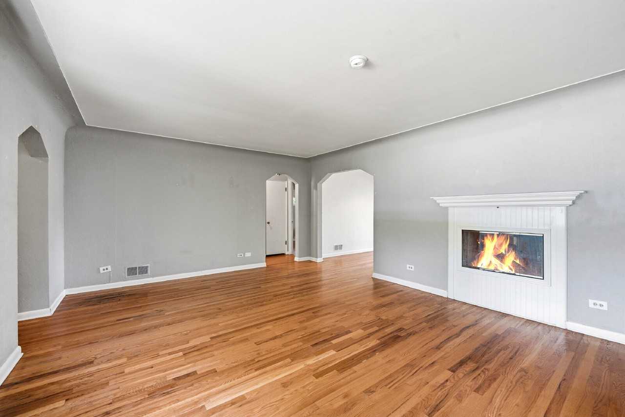 1560 Roslyn St - Photo 3 of 33