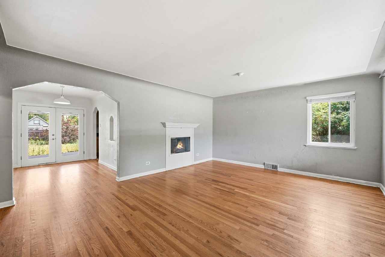 1560 Roslyn St - Photo 4 of 33