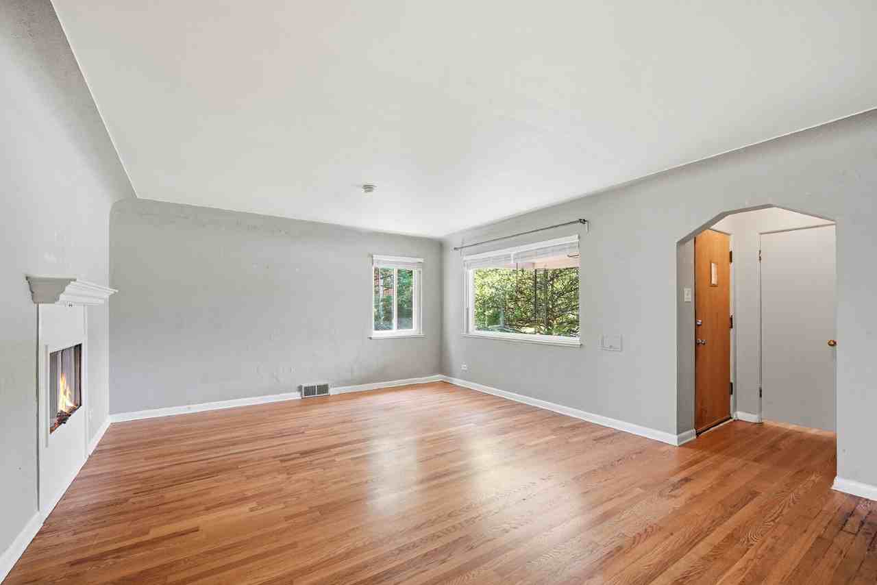 1560 Roslyn St - Photo 5 of 33