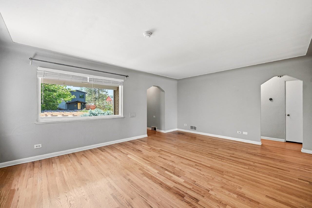 1560 Roslyn St - Photo 6 of 33