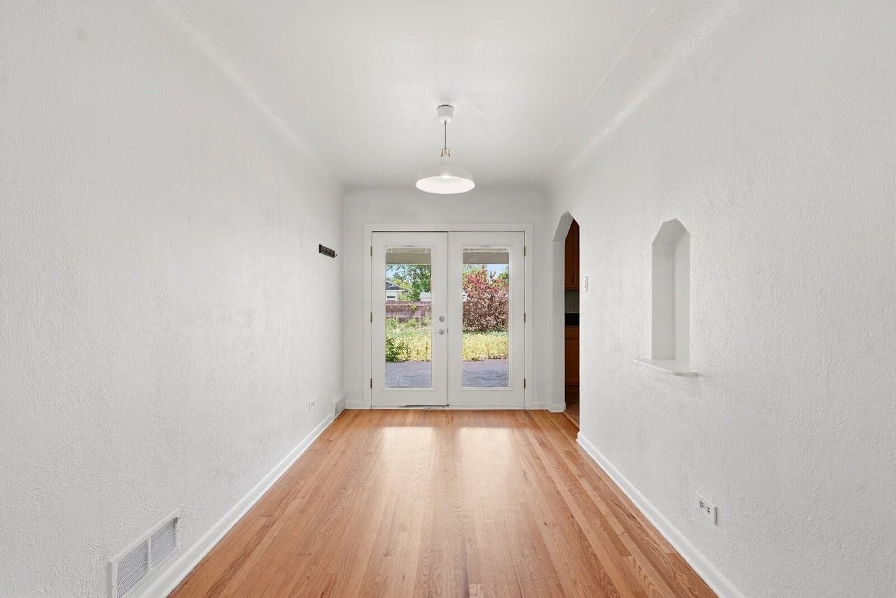 1560 Roslyn St - Photo 7 of 33