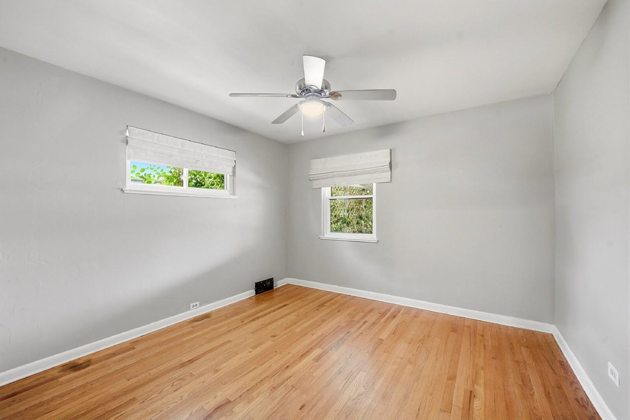 1560 Roslyn St - Photo 4 of 35