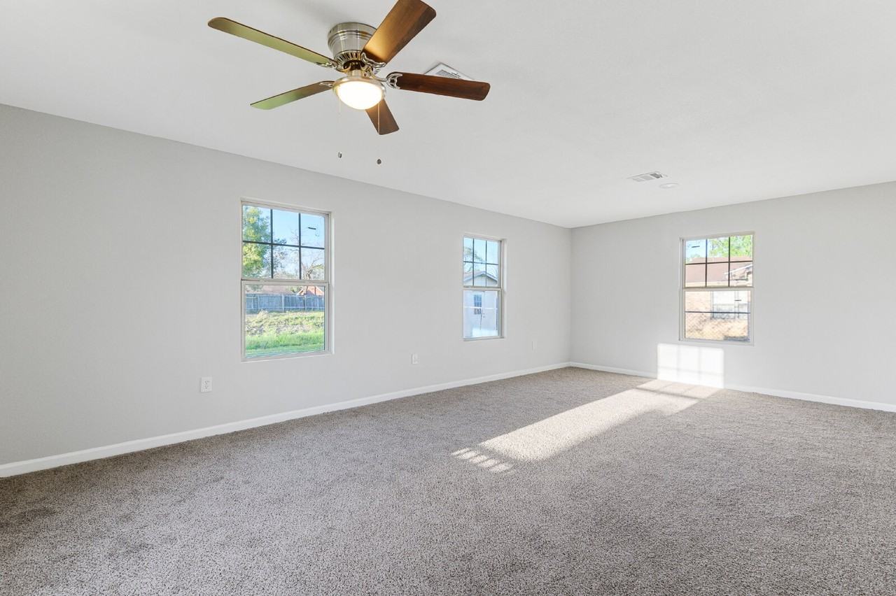 986 Dewalt St - Photo 2 of 18