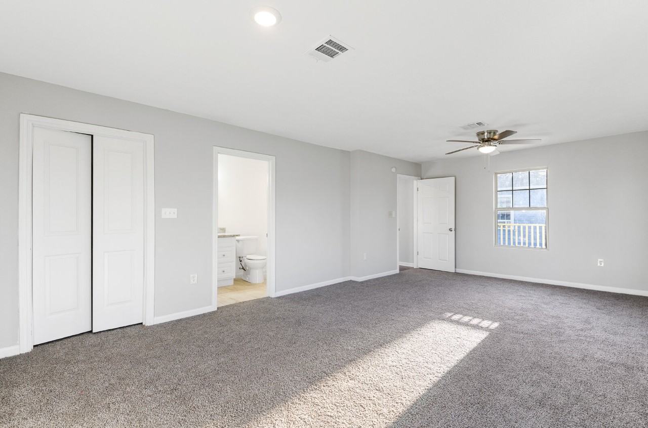 986 Dewalt St - Photo 3 of 18