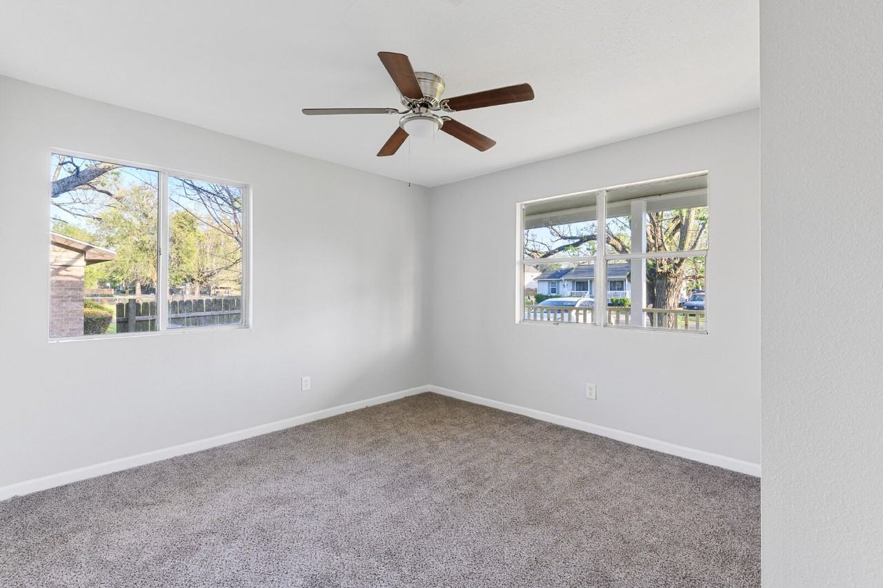 986 Dewalt St - Photo 5 of 18