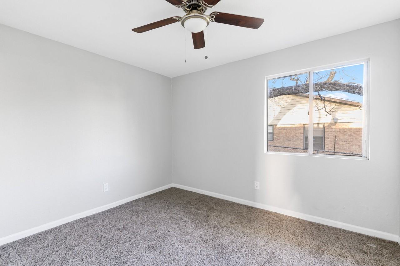 986 Dewalt St - Photo 6 of 18