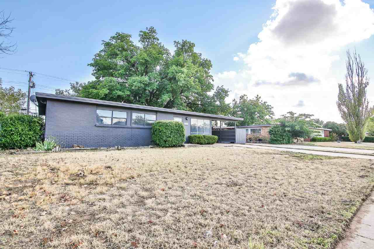 2727 66th St - Photo 3 of 29