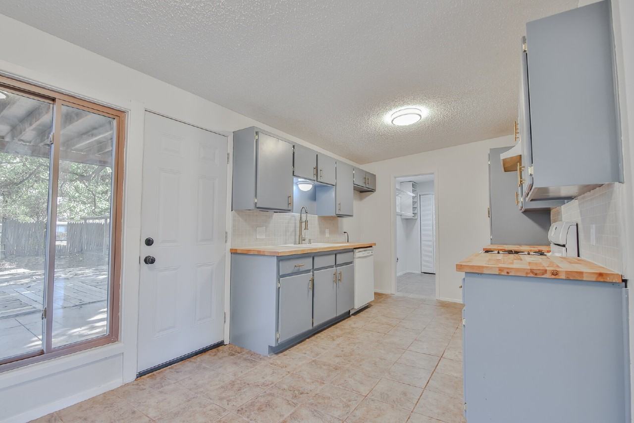 2727 66th St - Photo 5 of 29