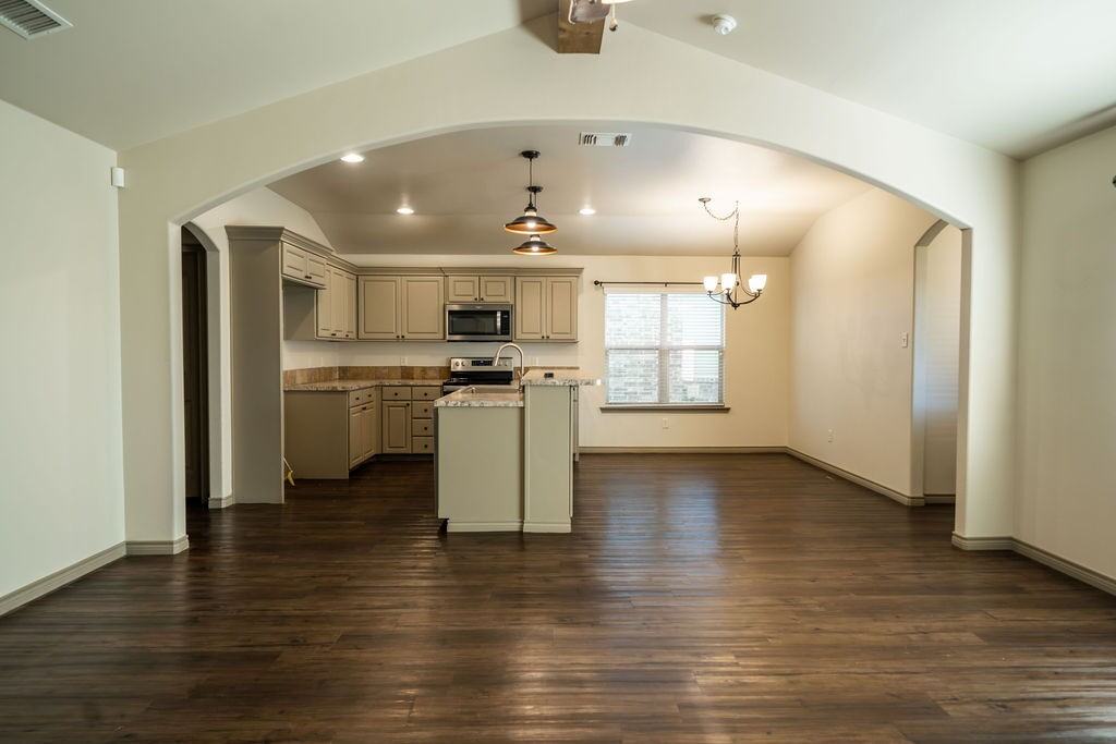 7904 Avenue L - Photo 4 of 17