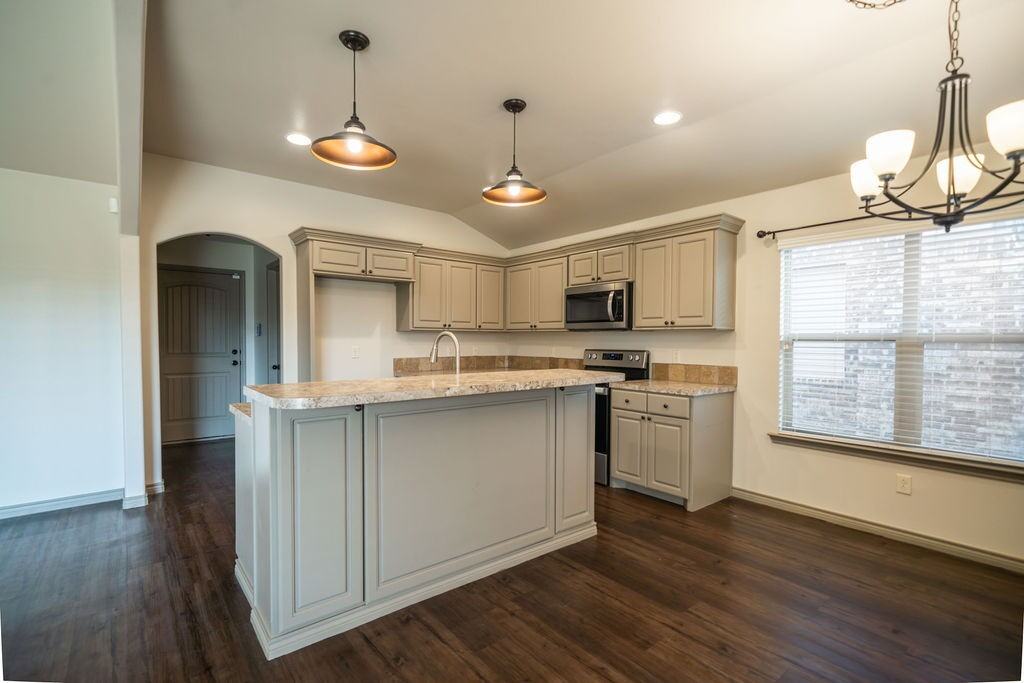 7904 Avenue L - Photo 5 of 17