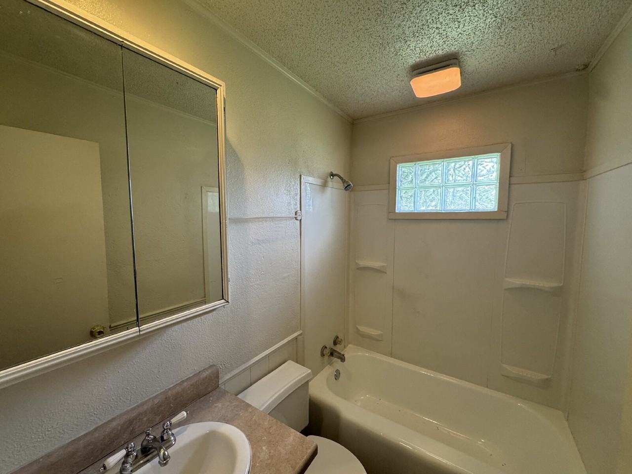 2202 47th St - Photo 4 of 6