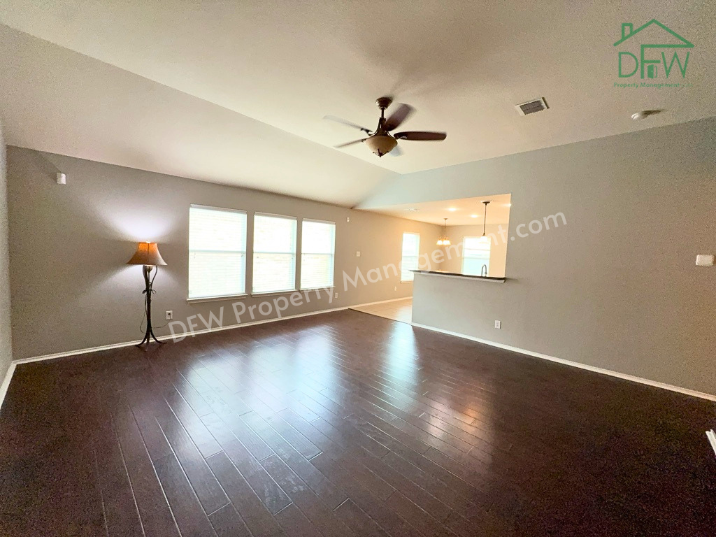 9120 Goldenview Dr - Photo 2 of 21