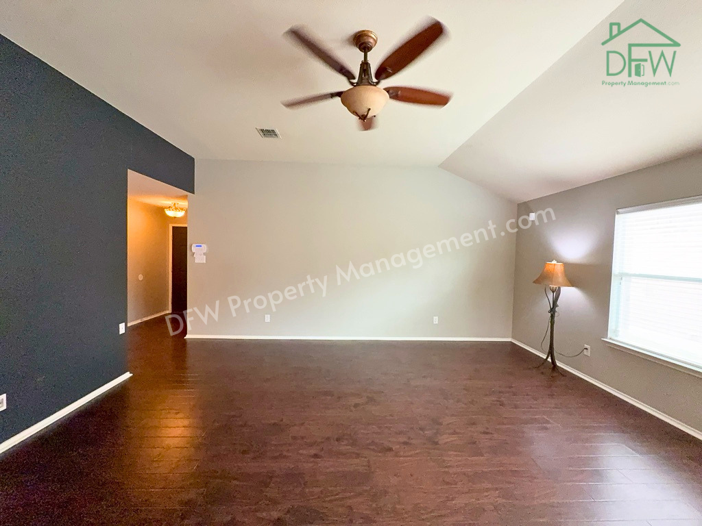 9120 Goldenview Dr - Photo 3 of 21