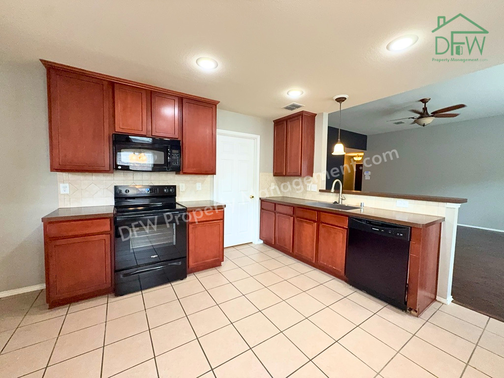 9120 Goldenview Dr - Photo 4 of 21