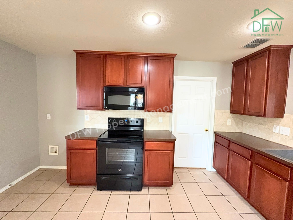 9120 Goldenview Dr - Photo 6 of 21