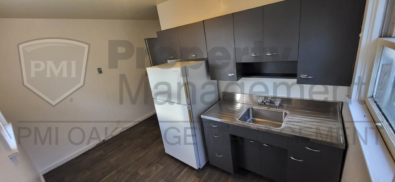 212 S Main St Apt 4 - Photo 3 of 9
