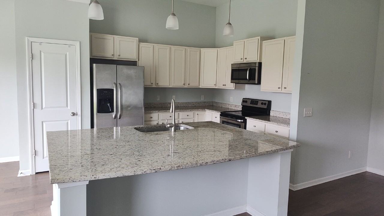 107 Westover Dr - Photo 3 of 20