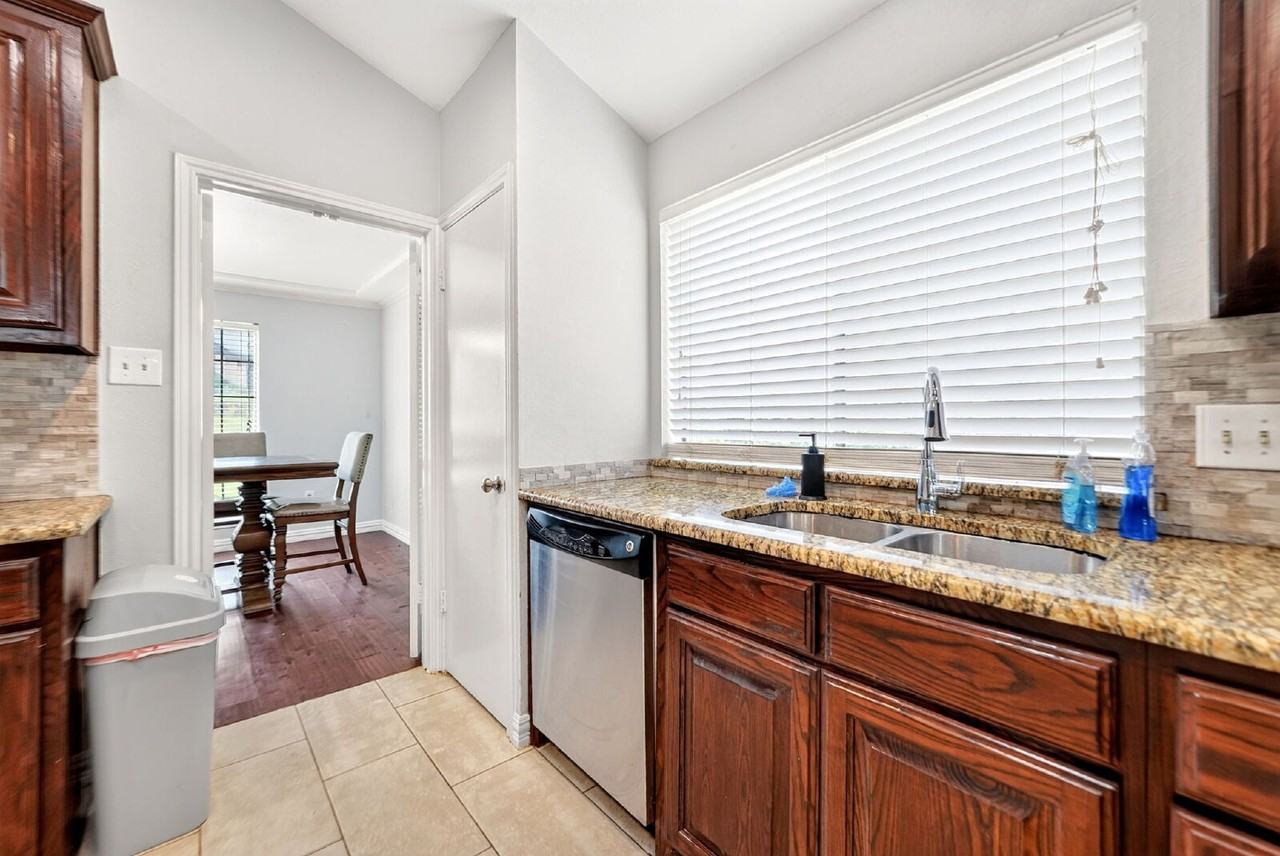 310 Overland Dr - Photo 4 of 31