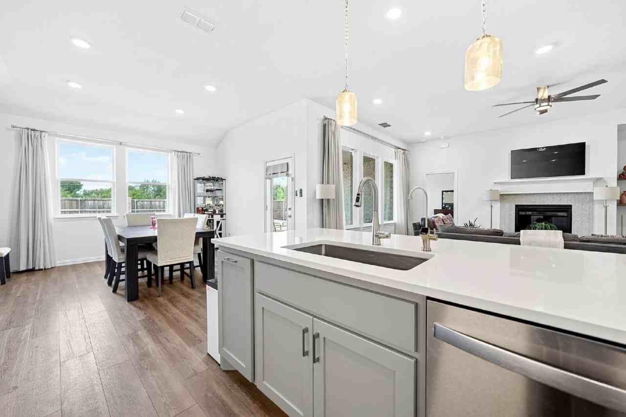 2109 Hibiscus Ln - Photo 3 of 41