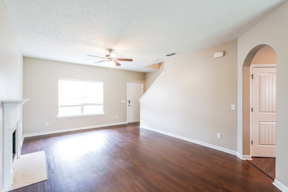 1096 Shire Dr - Photo 4 of 17