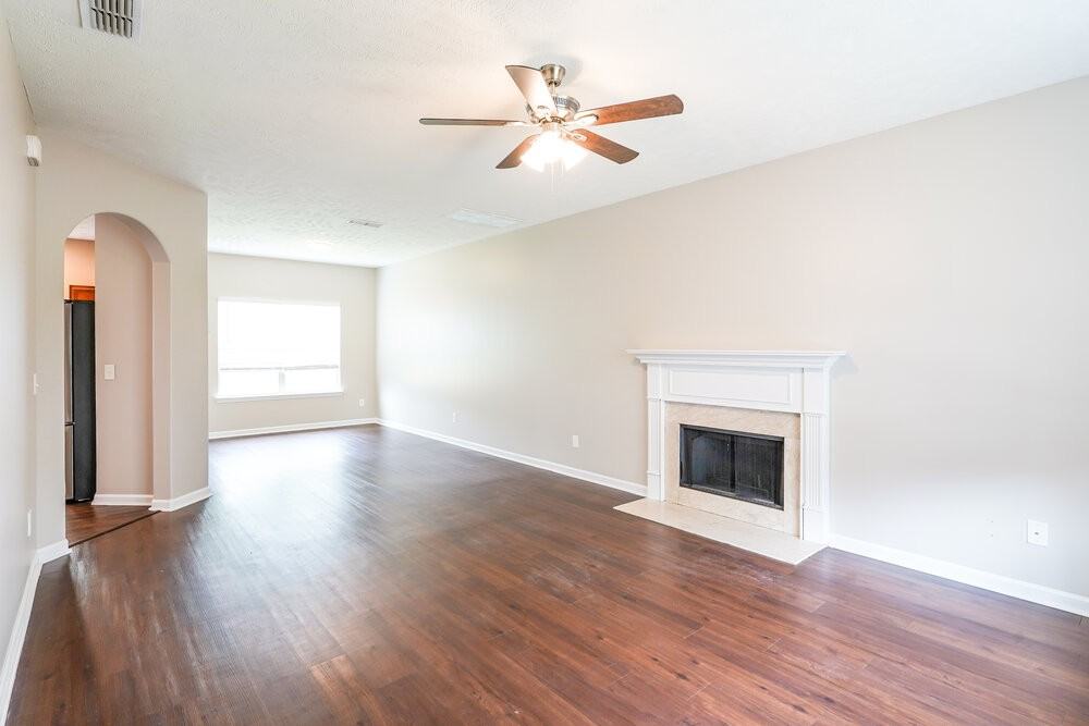 1096 Shire Dr - Photo 5 of 17