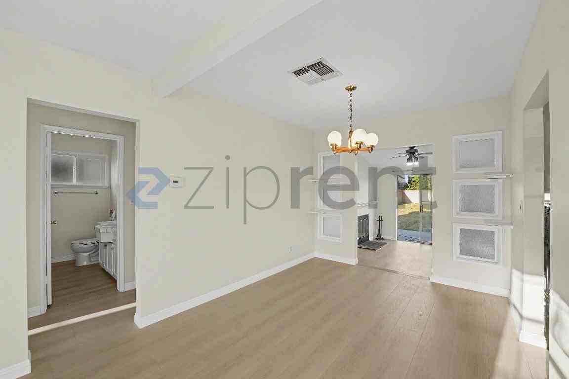 10916 Noble Ave - Photo 7 of 24