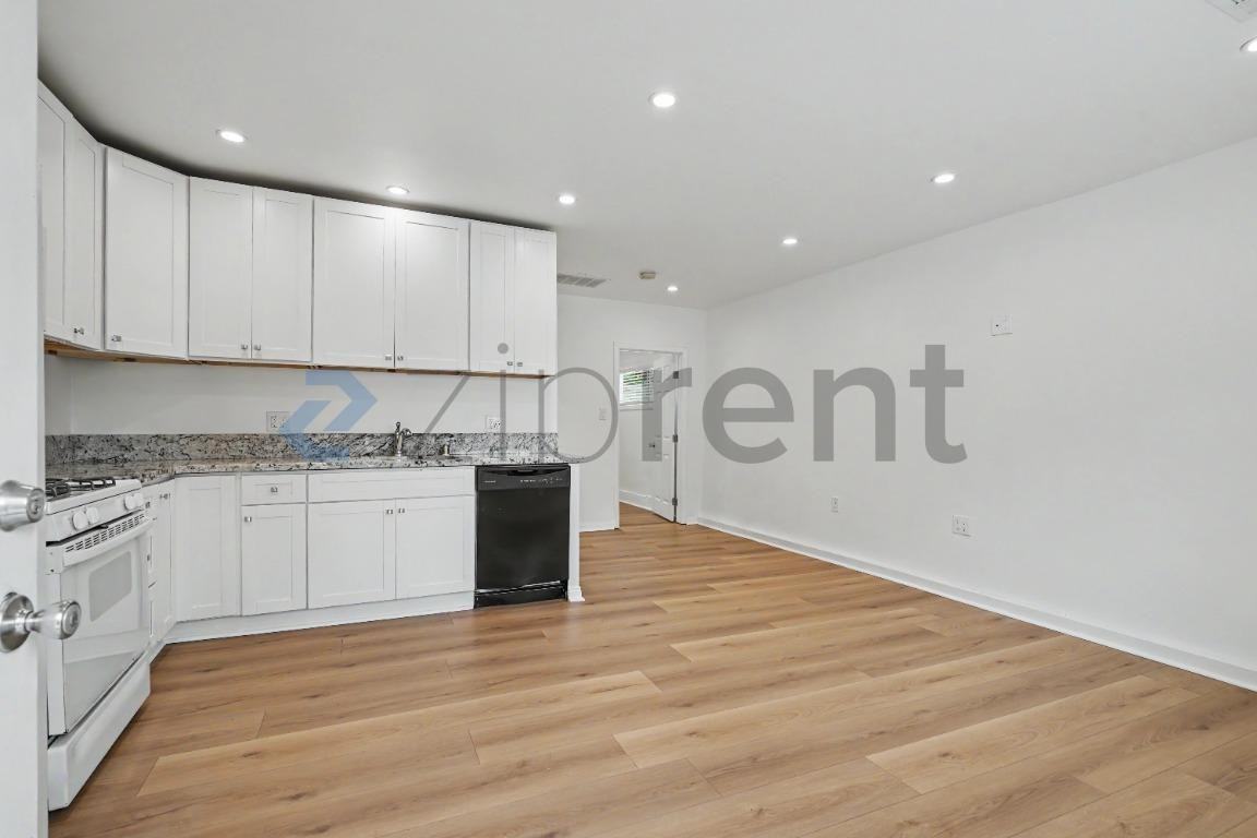 2039 Warren St - Photo 4 of 16