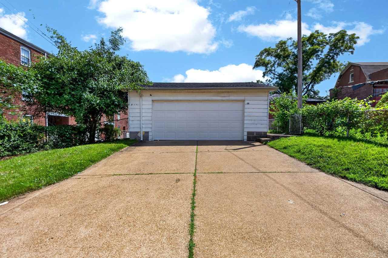 905 Russell Blvd #8796950 - Photo 4 of 22